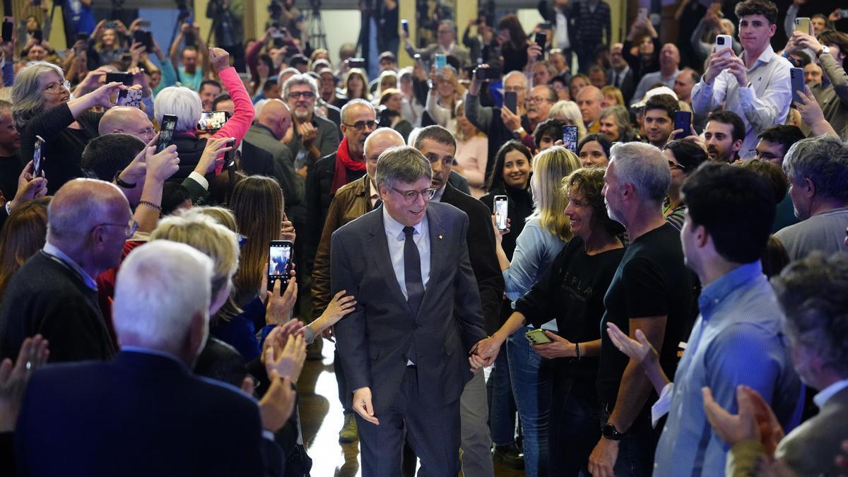 Carles Puigdemont a su llegada al Ayuntamiento de Elna.