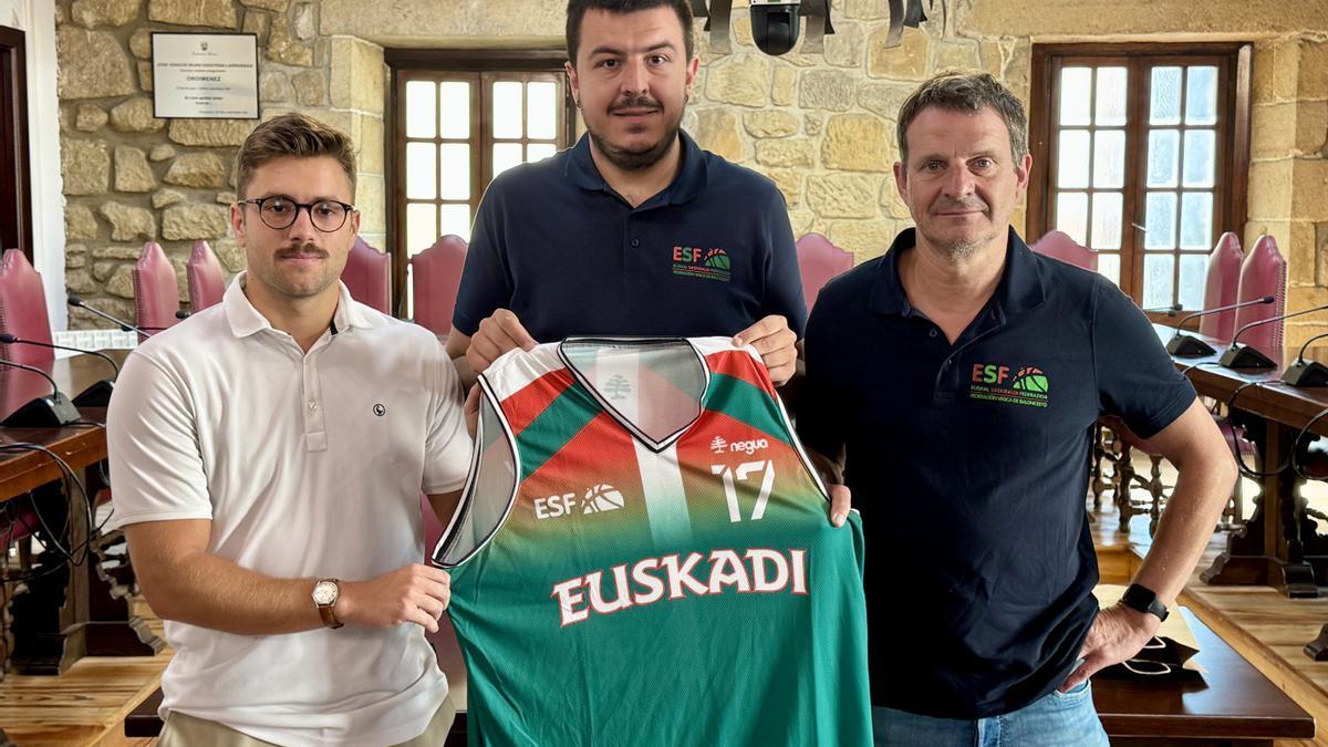 Inaxio Illarramendi, concejal de Deportes, Mikel Retolaza, seleccionador de Euskal Selekzioa, y Koldo Arsuaga, representante de la Federación Vasca de Baloncesto.