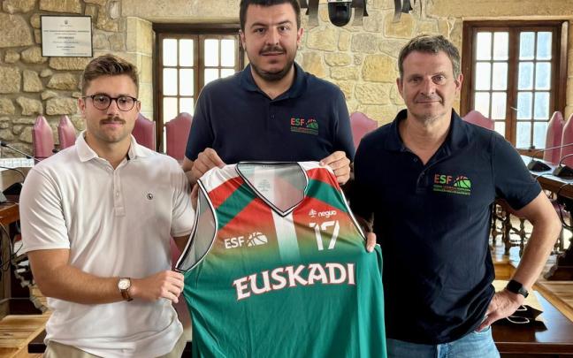 Inaxio Illarramendi, concejal de Deportes, Mikel Retolaza, seleccionador de Euskal Selekzioa, y Koldo Arsuaga, representante de la Federación Vasca de Baloncesto. / Zarauzko Udala Inaxio Illarramendi, concejal de Deportes, Mikel Retolaza, seleccionador de Euskal Selekzioa, y Koldo Arsuaga, representante de la Federación Vasca de Baloncesto.