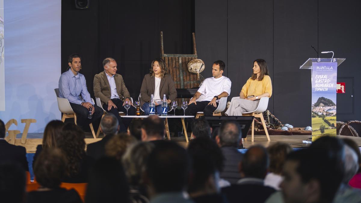 Saiz, Lasa, Cano, Zapiain y Arguiñano, en la mesa redonda sobre las bebidas y el mar.