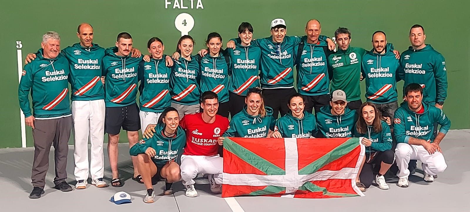 Joxemari Mitxelena, el primero por la izquierda, en una cita de la Euskal Selekzioa.