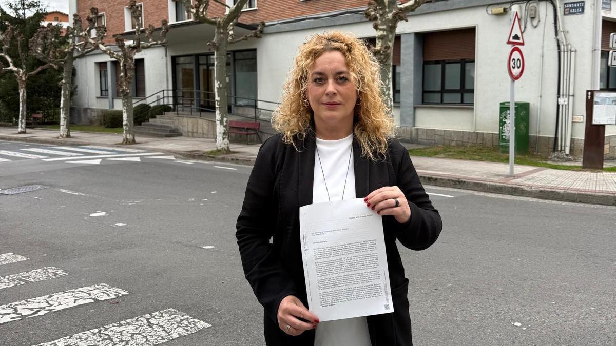 La concejal socialista Nerea López de Heredia, delante de Ezkurrenea.
