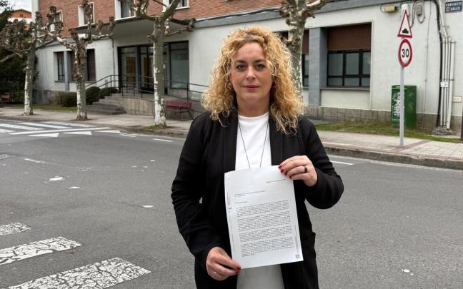 La concejal socialista Nerea López de Heredia, delante de Ezkurrenea.