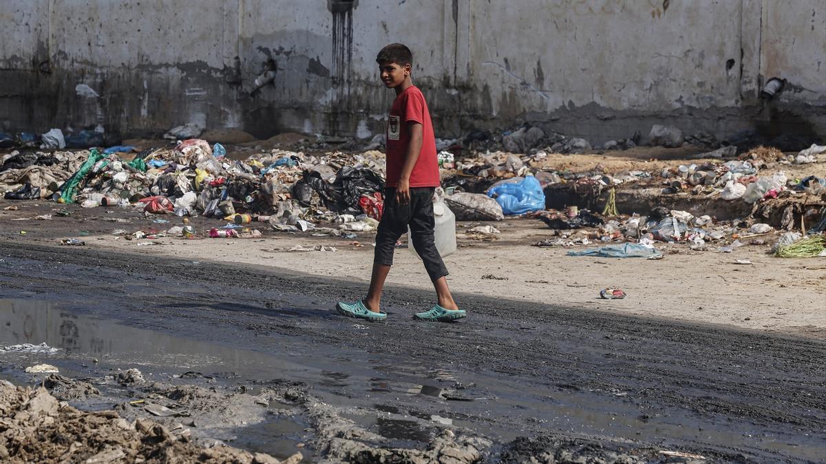 Los servicios de Emergencia de Gaza denuncian 24 muertos en un ataque israelí a una escuela de Deir al Balá