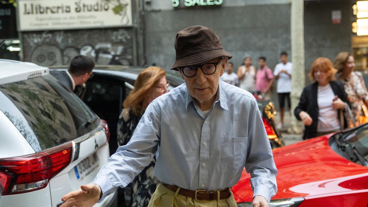 Woody Allen a su llegada a los cines de la céntrica calle Aribau.