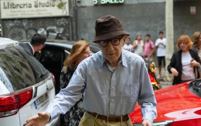 Woody Allen a su llegada a los cines de la céntrica calle Aribau. Woody Allen a su llegada a los cines de la céntrica calle Aribau.