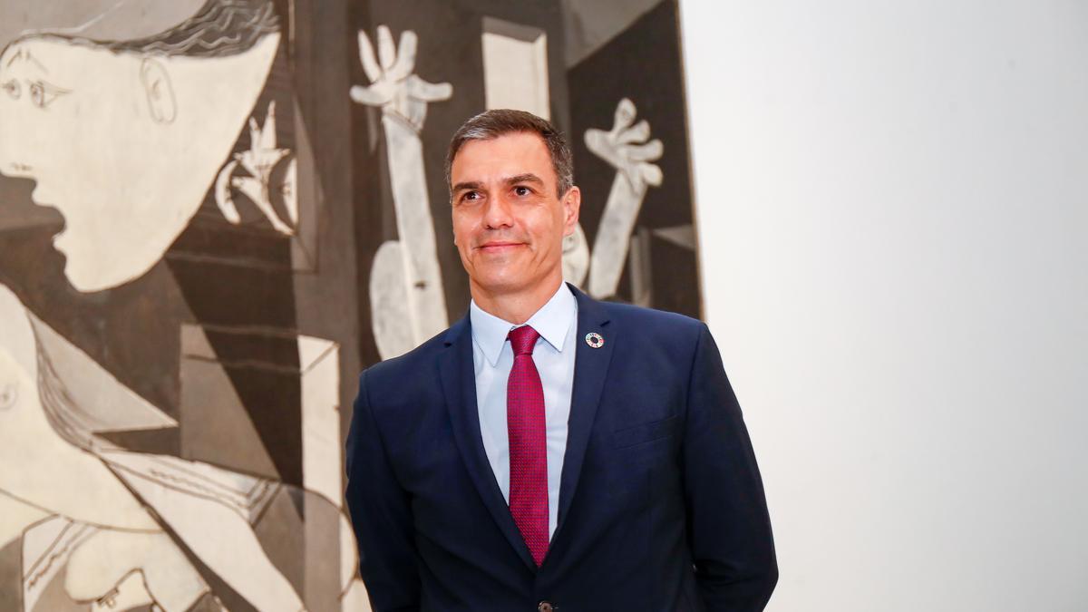 El presidente del Gobierno, Pedro Sánchez, junto al 'Guernica' de Picasso.