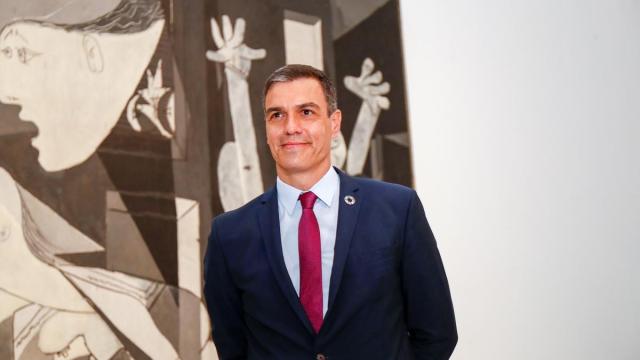 El presidente del Gobierno, Pedro Sánchez, junto al 'Guernica' de Picasso.