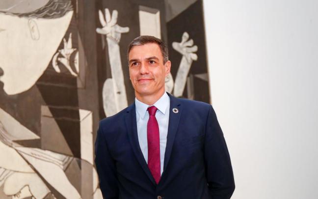 El presidente del Gobierno, Pedro Sánchez, junto al 'Guernica' de Picasso.