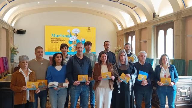 Representantes municipales y de las asociaciones, durante la presentación del programa.