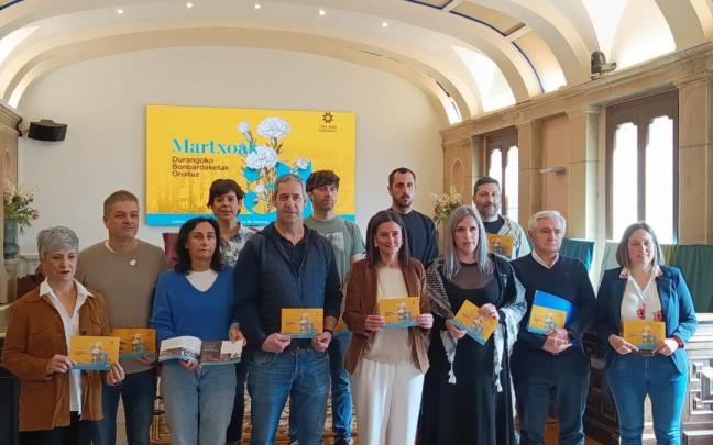 Representantes municipales y de las asociaciones, durante la presentación del programa.