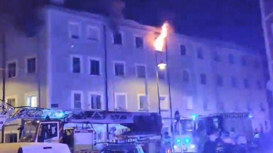 Siete personas heridas, una en estado crítico, en el incendio de una vivienda en Burgos.
