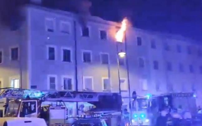 Siete personas heridas, una en estado crítico, en el incendio de una vivienda en Burgos.