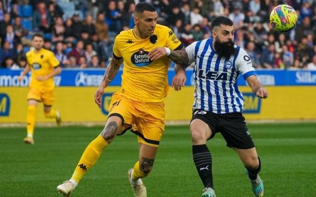 Villalibre aguarda la llegada de un balón ante el Lugo