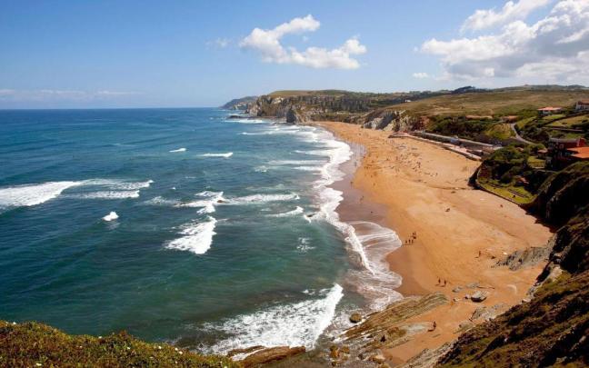 En Euskadi hay 38 zonas de baño en la costa y 5 en el embalse de Ullibarri Ganboa.