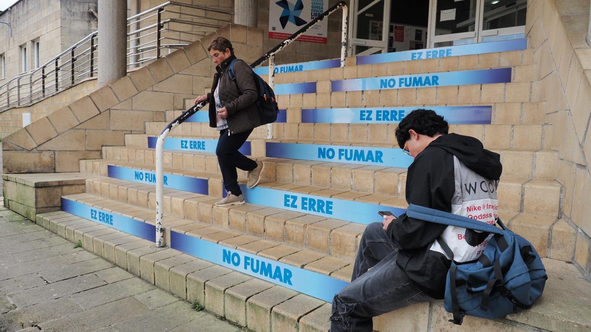 Las escaleras del polideportivo Olaizaga recuerdan que tampoco está permitido fumar en la zona de acceso a las instalaciones