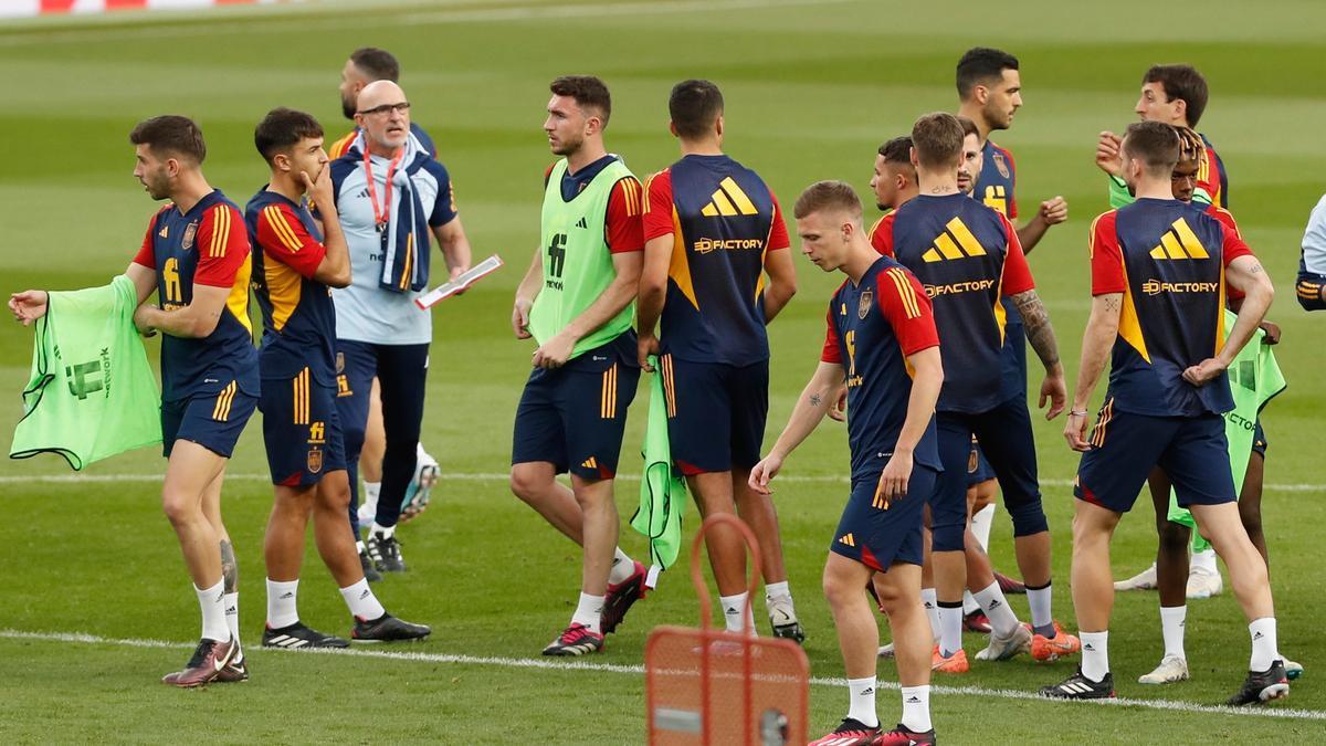 David García, a la izquierda, se coloca un peto en el entrenamiento en Málaga.