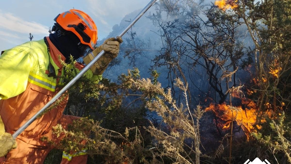 Labores de extinción de incendios forestales en Ribadesella y Mieres.