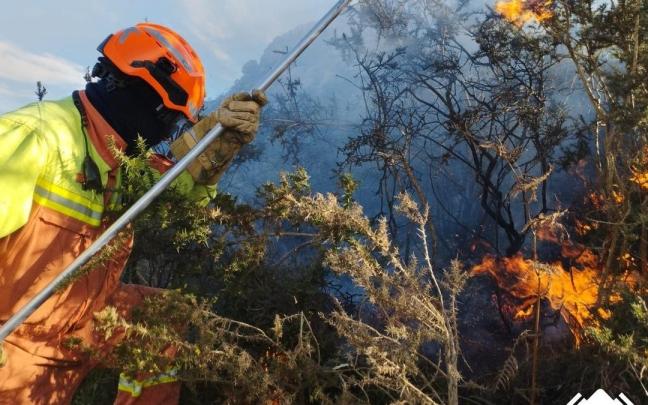 Labores de extinción de incendios forestales en Ribadesella y Mieres.
