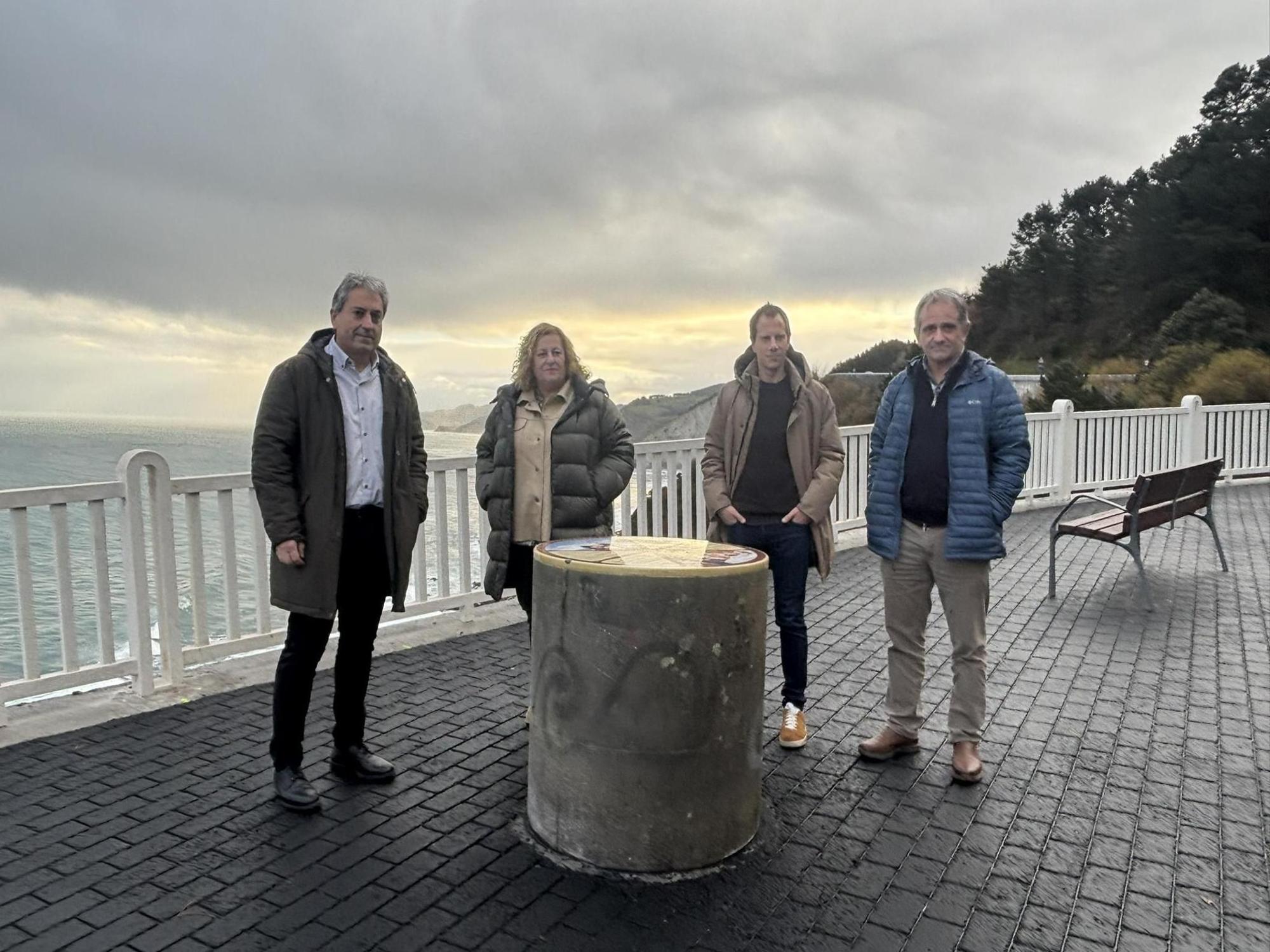 El recorrido por Deba de los representantes de la Diputación Foral de Gipuzkoa y el Ayuntamiento debarra les ha llevado a visitar las obras del mirador de La Hilandera.