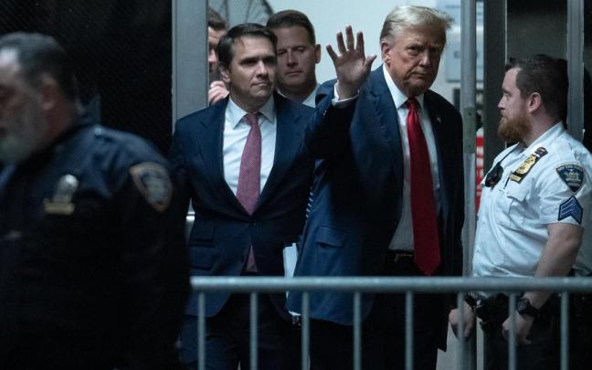 Donald Trump, saliendo de la Corte