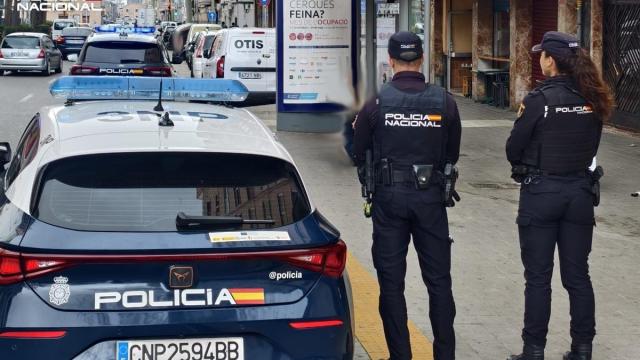 Dos agentes de la Policía Nacional.
