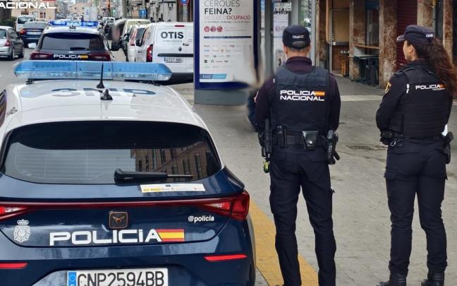 Dos agentes de la Policía Nacional.