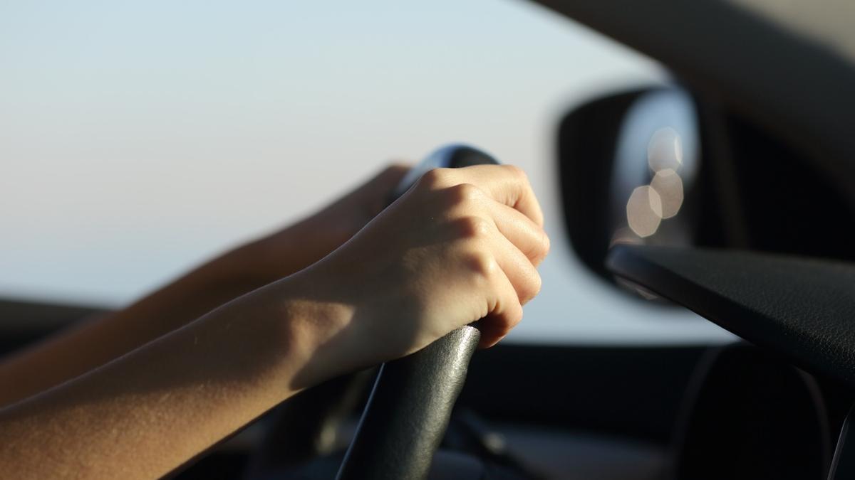 Una persona conduciendo un coche.