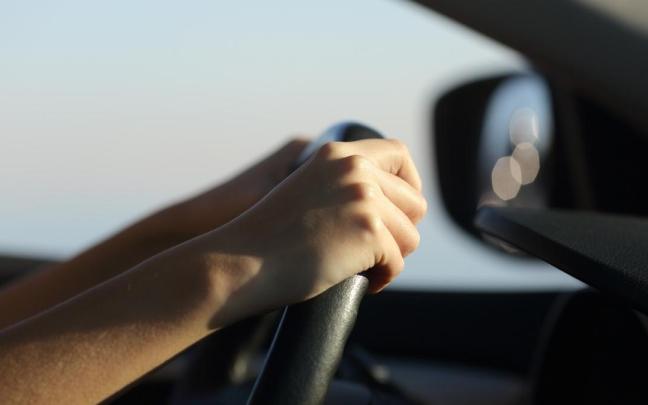 Una persona conduciendo un coche.
