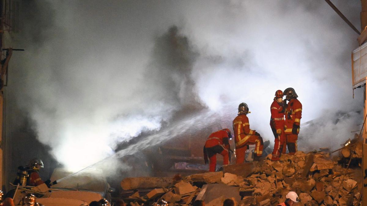 Las tareas de rescate en el lugar se están viendo complicadas por un incendio en los escombros.