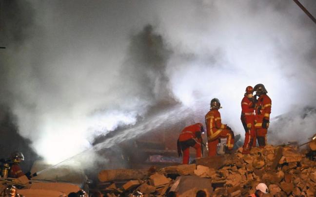 Las tareas de rescate en el lugar se están viendo complicadas por un incendio en los escombros.
