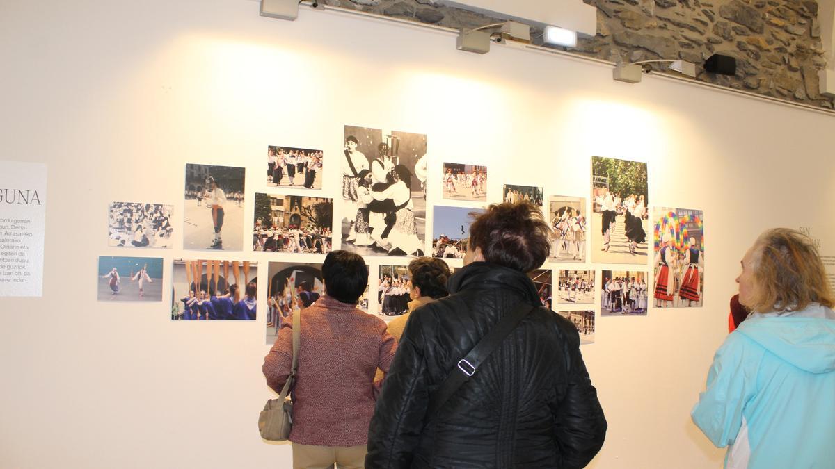El público recorre los paneles de la exposición que alberga el claustro de Kulturate.