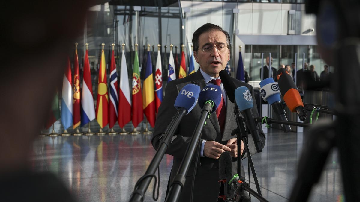 Albares atiende a los medios a su llegada a la segunda jornada de la reunión de los ministros de Exteriores de la OTAN en Bruselas.