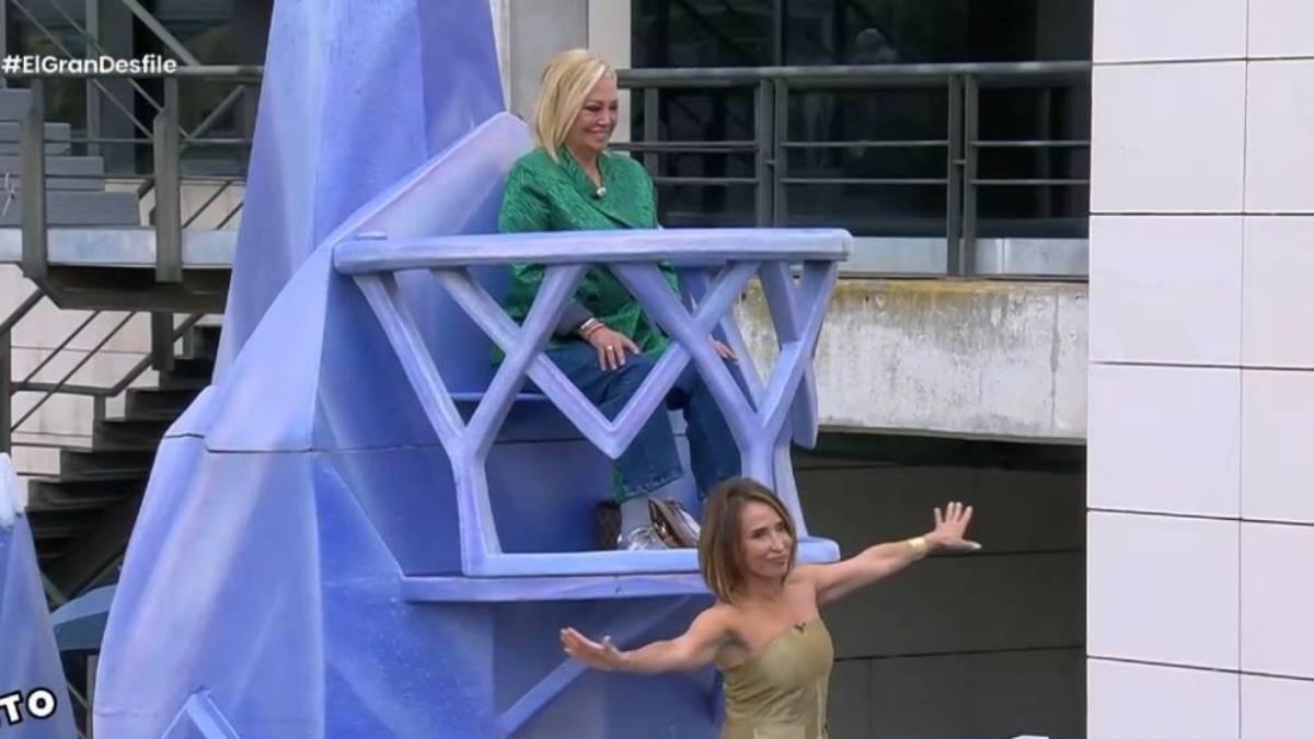 Belén Esteban y María Patiño en una carroza durante el desfile del estreno de 'La familia de la tele'