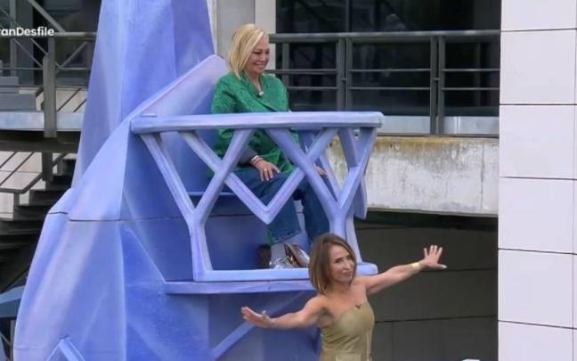 Belén Esteban y María Patiño en una carroza durante el desfile del estreno de 'La familia de la tele' / 'La familia de la tele' Belén Esteban y María Patiño en una carroza durante el desfile del estreno de 'La familia de la tele'