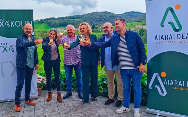 Brindis de salida al Txakoli Bizi de 2024 en una quesería ayalesa