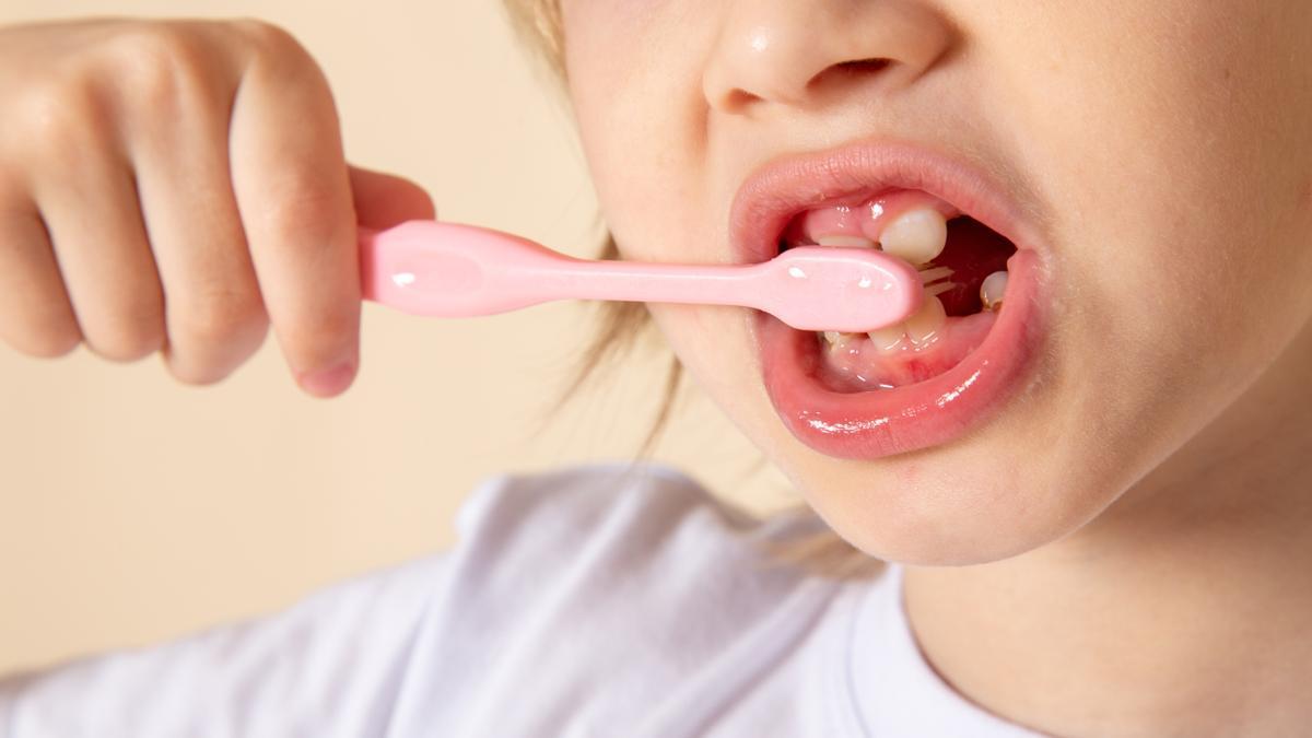 El cepillado y controlar la ingesta de dulces son clave para una buena salud bucodental.