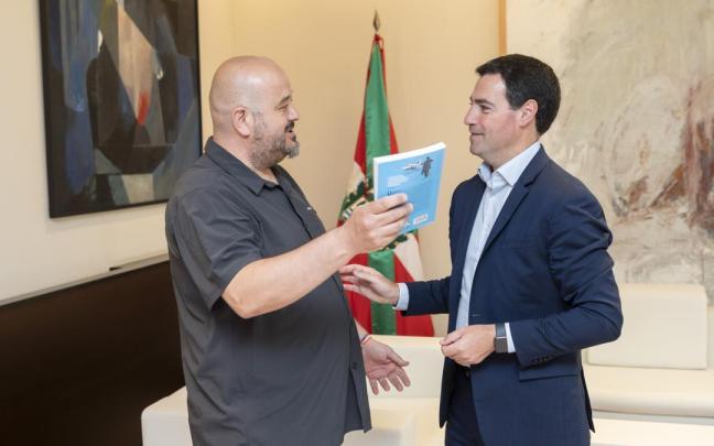 El líder de Podemos Euskadi, Richar Vaquero, con el lehendakari, Imanol Pradales, este martes / Irekia El líder de Podemos Euskadi, Richar Vaquero, con el lehendakari, Imanol Pradales, este martes