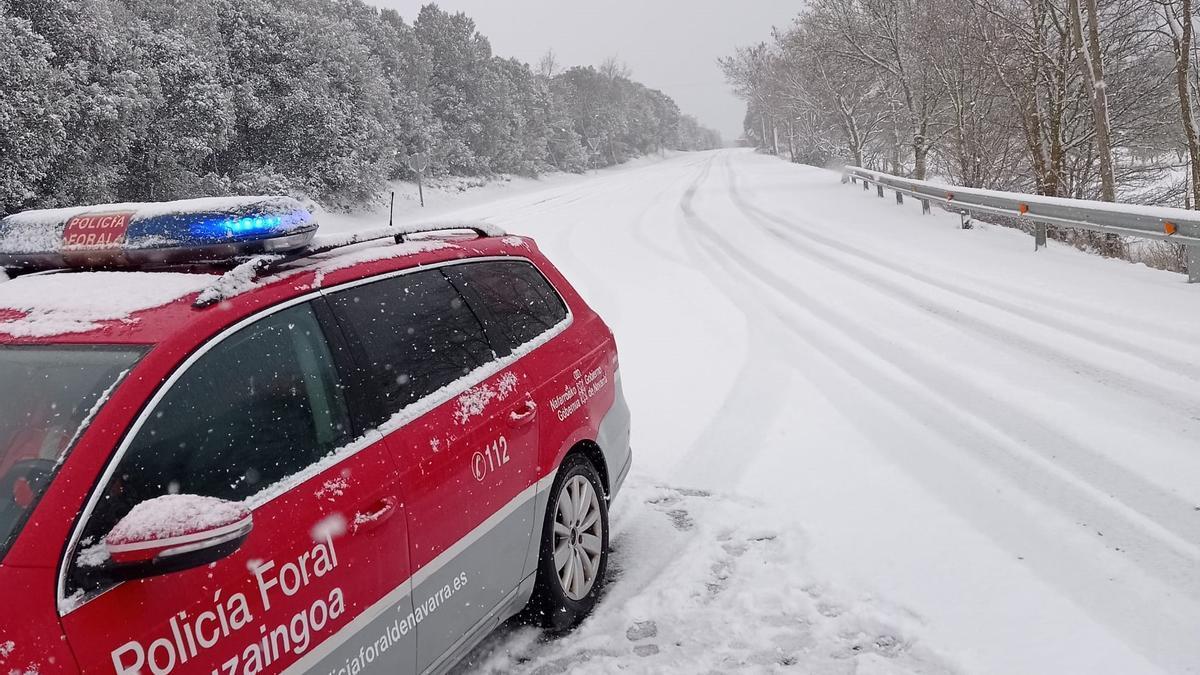 Una patrulla en la NA1110, cerca de Irache-Ayegui.