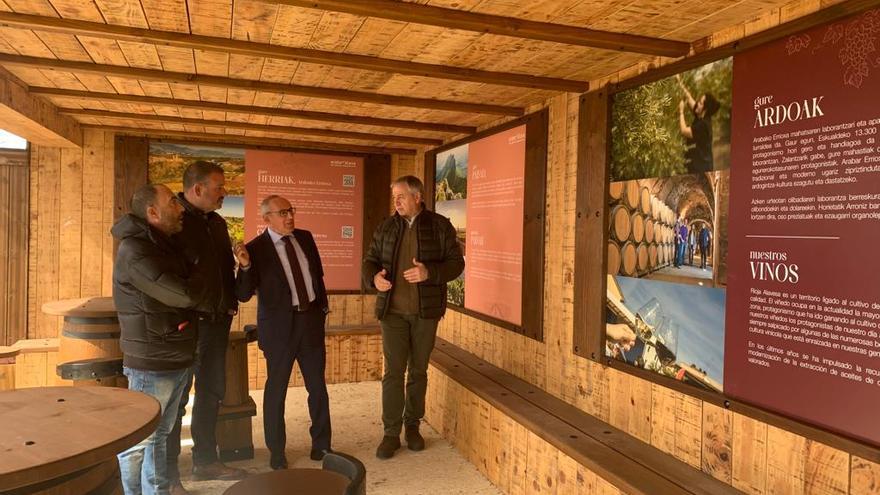 El diputado general de Álava, Ramiro González, en la visita al renovado Balcón de La Rioja