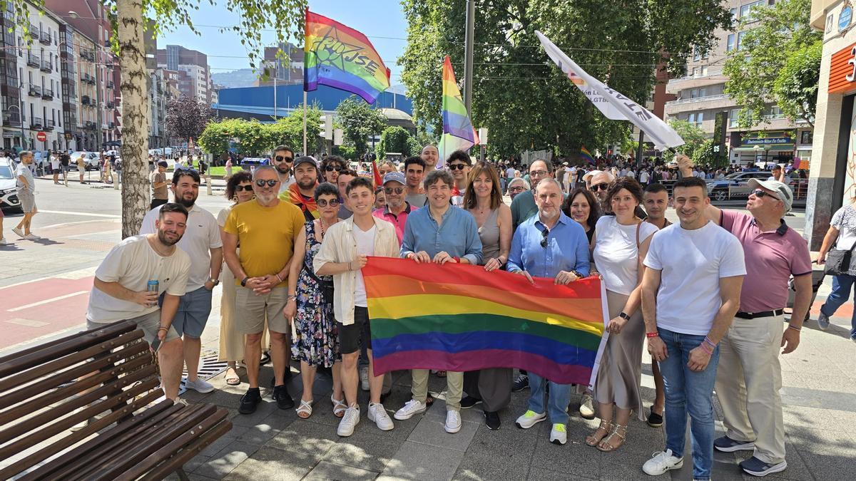 El secretario general del PSE-EE, Eneko Andueza, en la manifestación del Orgullo en Bilbao, junto a otros representantes socialistas