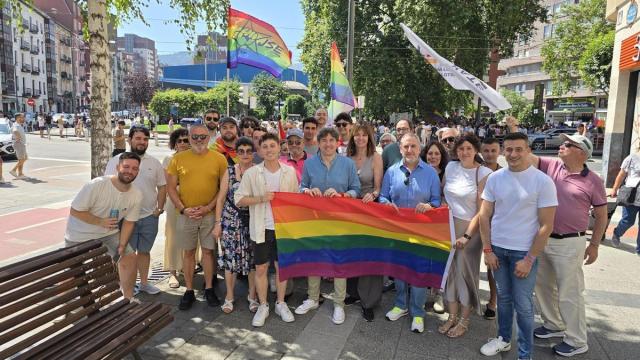 El secretario general del PSE-EE, Eneko Andueza, en la manifestación del Orgullo en Bilbao, junto a otros representantes socialistas / PSE-EE El secretario general del PSE-EE, Eneko Andueza, en la manifestación del Orgullo en Bilbao, junto a otros representantes socialistas