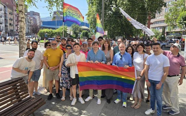 El secretario general del PSE-EE, Eneko Andueza, en la manifestación del Orgullo en Bilbao, junto a otros representantes socialistas / PSE-EE El secretario general del PSE-EE, Eneko Andueza, en la manifestación del Orgullo en Bilbao, junto a otros representantes socialistas
