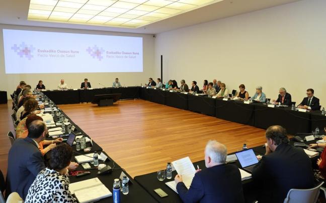 Mesa del Pacto de Salud, liderada por el consejero Alberto Martínez. / Pankra Nieto Mesa del Pacto de Salud, liderada por el consejero Alberto Martínez.