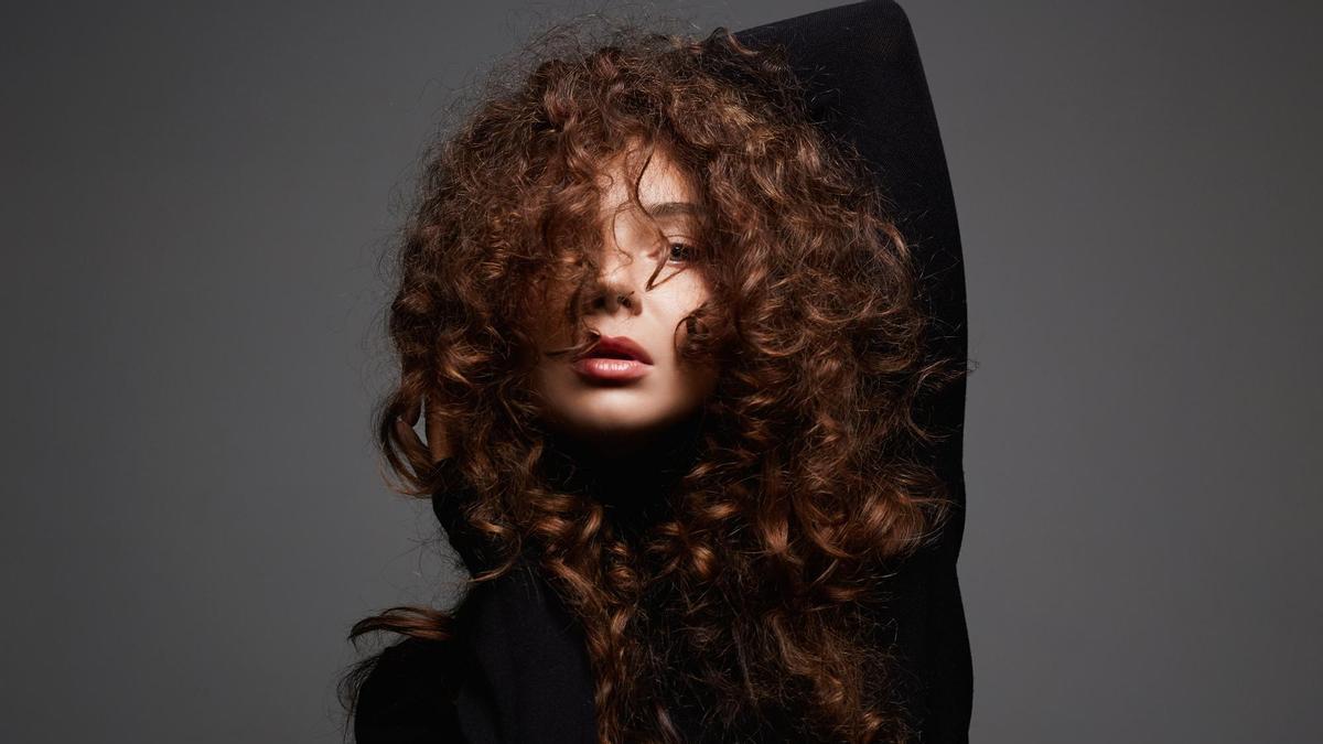 Mujer con el pelo rizado