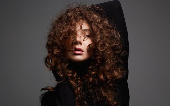 Mujer con el pelo rizado