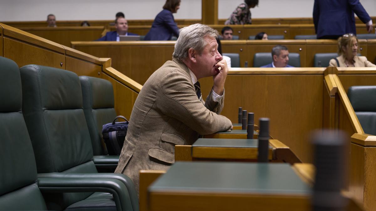 El consejero de Seguridad, Bingen Zupiria, durante el pleno en el Parlamento Vasco este jueves.