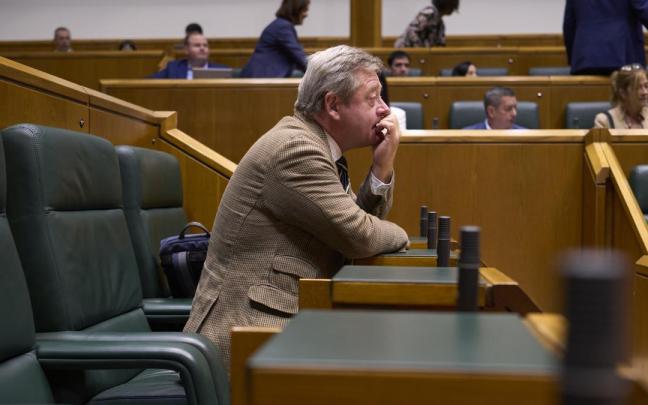 El consejero de Seguridad, Bingen Zupiria, durante el pleno en el Parlamento Vasco este jueves.