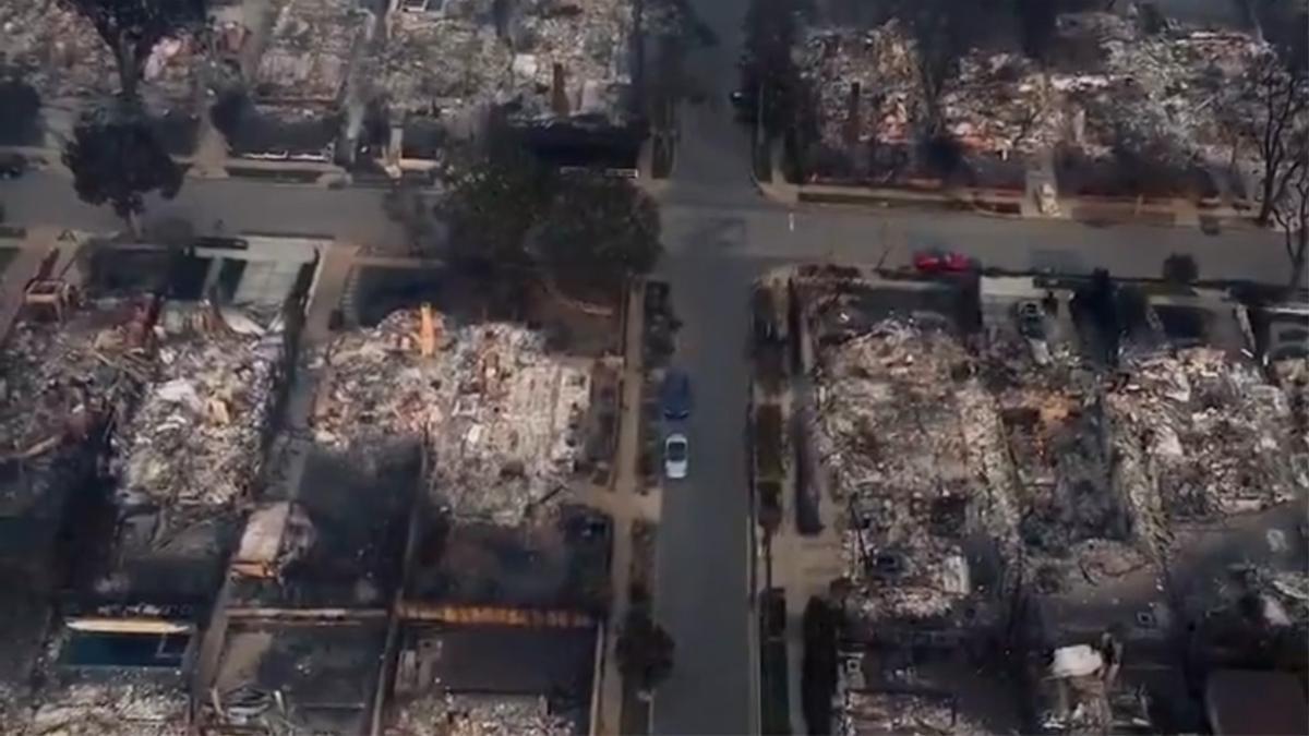 Imágenes captadas por un dron de los destrozos causados por el fuego en Los Ángeles.