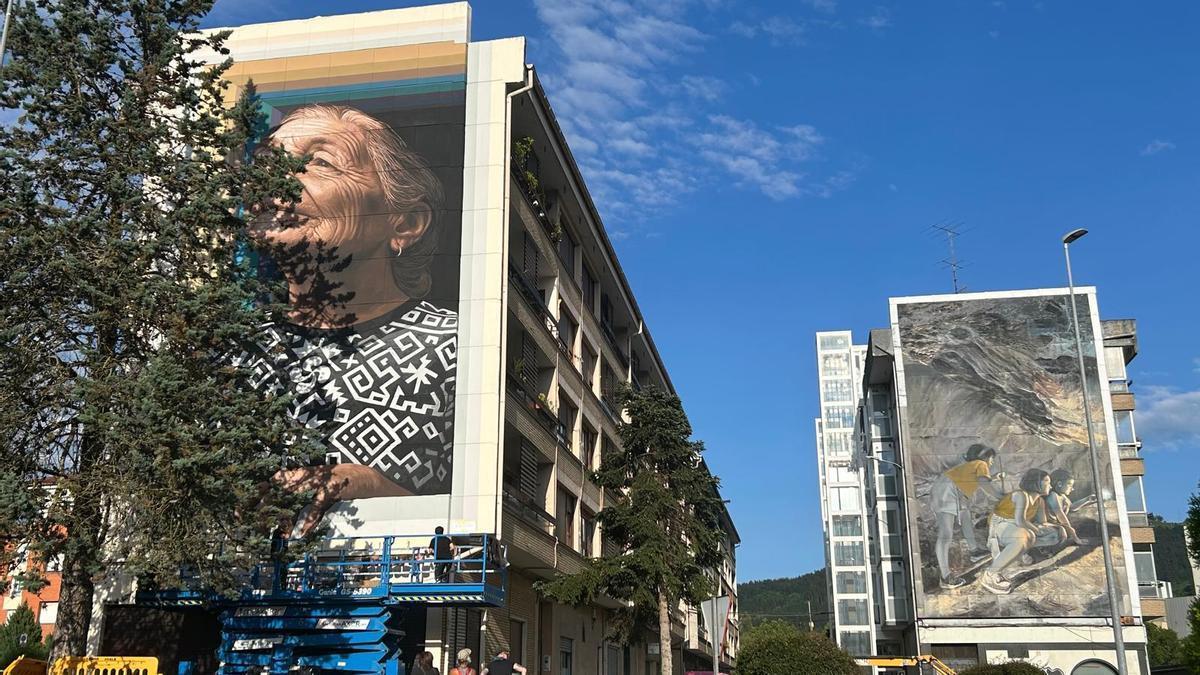 Vista de los dos espectaculares murales realizados en uno de los accesos al casco urbano de Lemoa